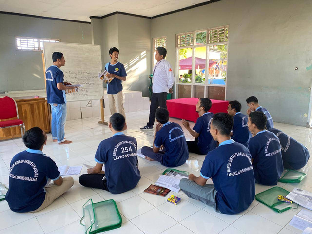 Napi kursus bahasa inggris di dalam Lapas, Sumber : Humas Lapas Kelas IIA Sumbawa Besar