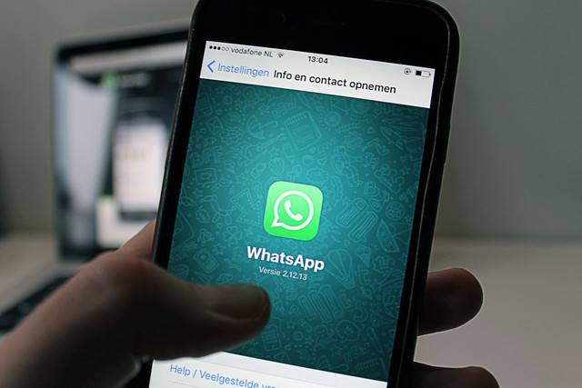 WhatsApp adalah sebuah aplikasi perpesanan instan (IM) dan voice-over-IP (VoIP) mengirim dan menerima, serta melakukan panggilan suara dan video. Foto: Pexels.com