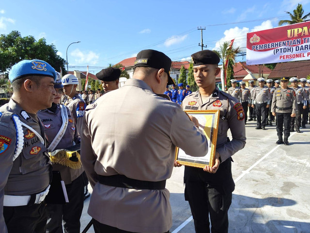 Dua polisi di Polres Sinjai, Sulawesi Selatan, diberhentikan tidak dengan hormat (PTDH), karena tidak masuk kantor  selama 30 hari berturut-turut. Foto: Dok: Istimewa