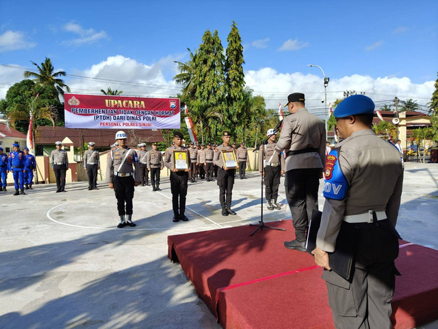 Dua polisi di Polres Sinjai, Sulawesi Selatan, diberhentikan tidak dengan hormat (PTDH), karena tidak masuk kantor  selama 30 hari berturut-turut. Foto: Dok: Istimewa