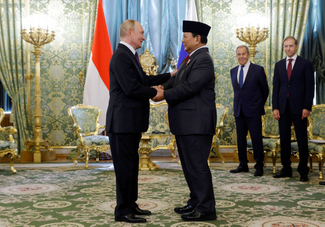 Menteri Pertahanan sekaligus Presiden terpilih Republik Indonesia periode 2024-2029 Prabowo Subianto berjabat tangan dengan Presiden Rusia Vladimir Putin saat pertemuan di Moscow, Rusia, Rabu (31/7/2024). Foto: Maxim Shemetov/REUTERS