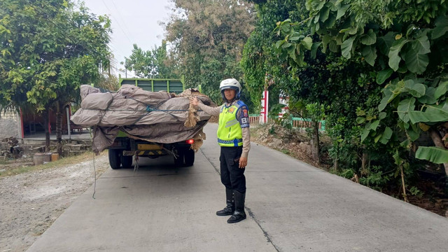 Petugas saat melakukan kegiatan Operasi Patuh Semeru 2024 di wilayah hukum Polres Bojonegoro. (Aset: Istimewa)