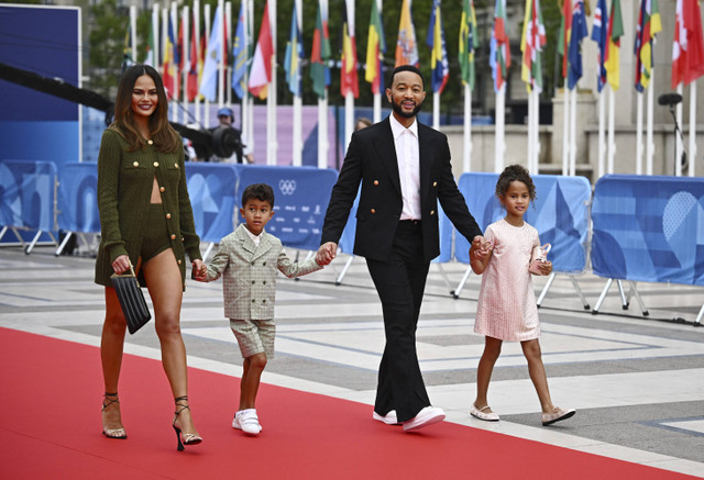 Musisi John Legend dan istrinya Chrissy Teigen serta anak-anak mereka tiba untuk upacara pembukaan Olimpiade Paris 2024 di Paris, Prancis (26/7/2024). Foto: Dylan Martinez/REUTERS