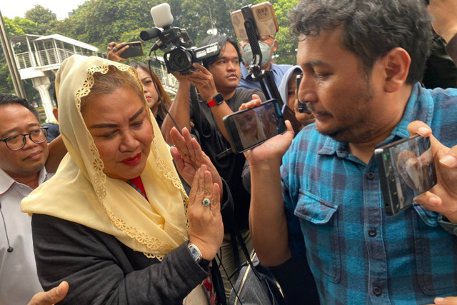 Wali Kota Semarang Wali Kota Semarang Hevearita Gunaryanti Rahayu berjalan menghindar dari pertanyaan wartawan setelah diperiksa KPK di Gedung Merah Putih KPK, Jakarta pada Kamis (1/8/2024).  Foto: Abid Raihan/kumparan