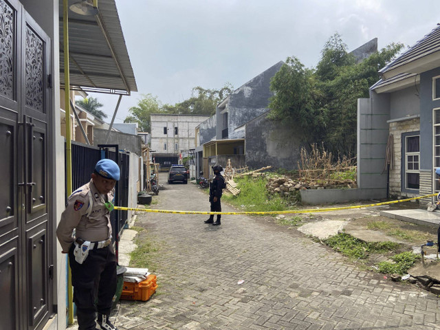 Densus 88 Antiteror Mabes Polri saat melakukan penyelidikan dugaan teroris di Jalan Hasanudin Gang 26, Dusun Jeding, Desa/Kecamatan Junrejo, Kota Batu, Kamis (1/8/2024). Foto: Dok. Istimiewa