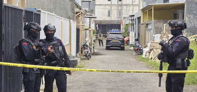 Densus 88 Antiteror Mabes Polri saat melakukan penyelidikan dugaan teroris di Jalan Hasanudin Gang 26, Dusun Jeding, Desa/Kecamatan Junrejo, Kota Batu, Kamis (1/8/2024). Foto: Dok. Istimiewa