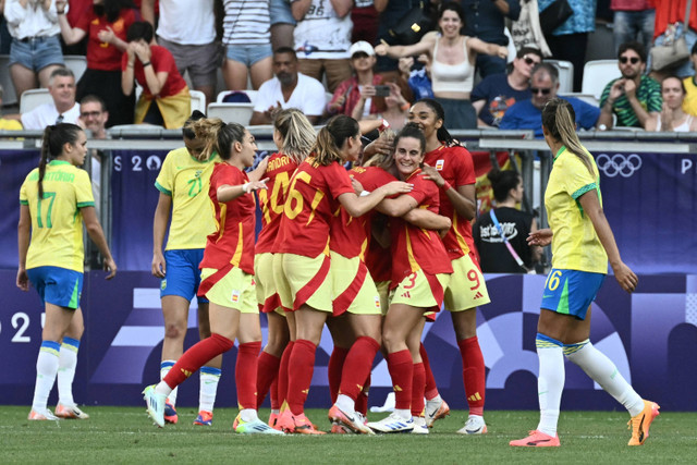 Timnas Sepakbola Putri Brazil melawan Timnas Sepakbola Putri Spanyol. Foto: Arnaud Finistre/AFP