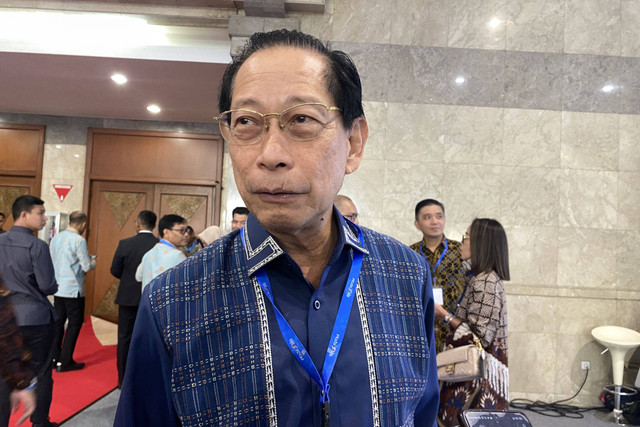 Presiden Direktur PT Bank Central Asia Tbk atau BCA, Jahja Setiaatmadja menjawab pertanyaan wartawan usai acara FEKDI x KKI di Jakarta Convention Center, Kamis (1/8/2024). Foto: Ghinaa Rahmatika/kumparan