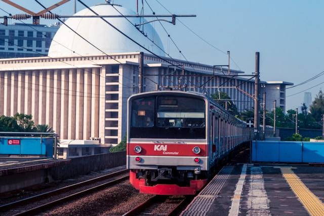 Stasiun Dekat Masjid Istiqlal. Foto hanya ilustrasi, bukan tempat sebenarnya. Sumber:Unsplash/Faisal Hanafi