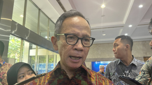 Ketua Dewan Komisioner Otoritas Jasa Keuangan (OJK) Mahendra Siregar menjawab pertanyaan wartawan usai acara FEKDI x KKI di Jakarta Convention Center, Jakarta, Kamis (1/8/2024). Foto: Ghinaa Rahmatika/kumparan