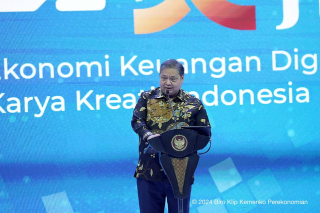 Menteri Koordinator (Menko) Bidang Perekonomian Airlangga Hartarto menyampaikan pidato dalam acara FEKDI x KKI di Jakarta Convention Center, Kamis (1/8/2024).  Foto: Dok. Kemenko Perekonomian