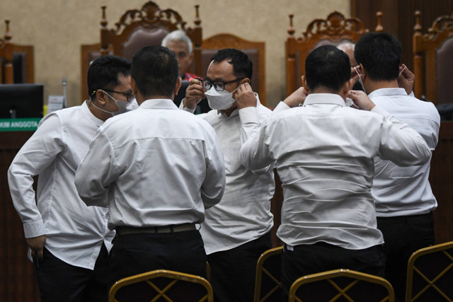 Lima dari 15 terdakwa beranjak usai menjalani sidang perdana perkara dugaan pungli Rutan KPK di Pengadilan Tipikor, Jakarta, Kamis (1/8/2024). Foto: Aditya Pradana Putra/ANTARA FOTO