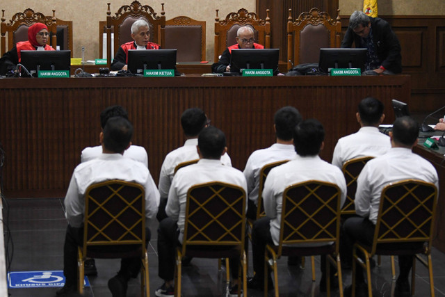 Delapan dari 15 terdakwa menjalani sidang perdana perkara dugaan pungutan liar (pungli) dalam lingkungan Rumah Tahanan (Rutan) KPK di Pengadilan Tipikor, Jakarta, Kamis (1/8/2024). Foto: Aditya Pradana Putra/ANTARA FOTO