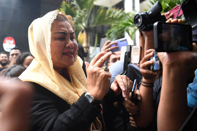 Wali Kota Semarang Hevearita Gunaryanti Rahayu menghindari wartawan usai menjalani pemeriksaan di gedung Merah Putih KPK, Jakarta, Kamis (1/8/2024). Foto: Akbar Nugroho Gumay/ANTARA FOTO