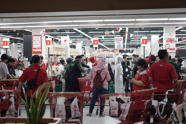 Keriuhan dan kebahagian ratusan anak yatim pada agenda Belanja Bareng Yatim yang diselenggarakan oleh Dompet Dhuafa bersama SMP-SMA-SMK Diponegoro 1 Jakarta dan Green Pramuka Square Mall, pada (Rabu, 31/07). Sebanyak 140 anak yatim turut serta dalam agenda tersebut.