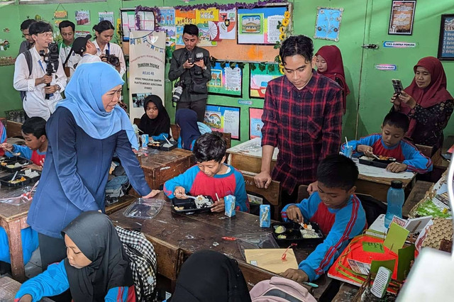 Khofifah saat mendampingi Gibran simulasi makan bergizi gratis di Surabaya. Foto: Istimewa