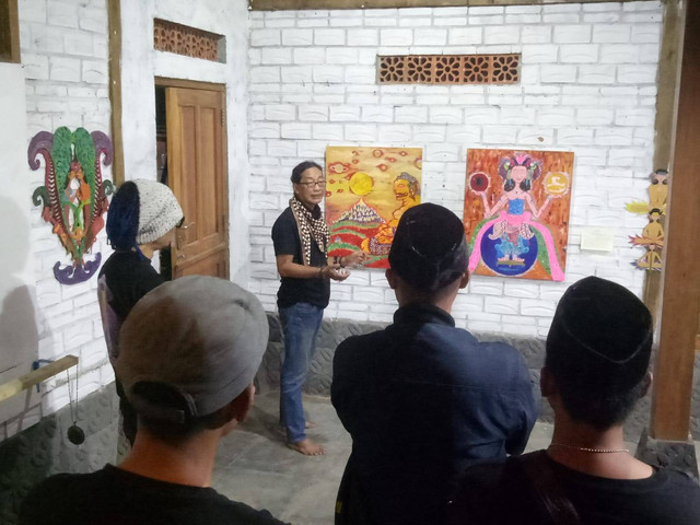 Hangno Hartono mempresentasikan karyanya dalam pameran Gegana Agung di Omah Budaya Kahangnan, Minggu (28/7). Foto: Dok. Hangno Hartono