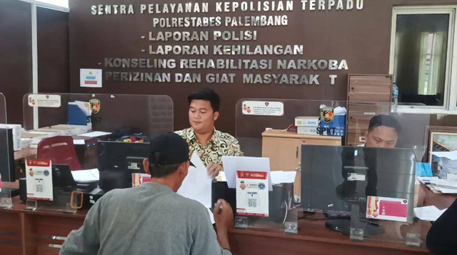 Suami berinisial HE di Palembang saat melaporkan istrinya selingkuh di SPKT Palembang, Foto : Ist