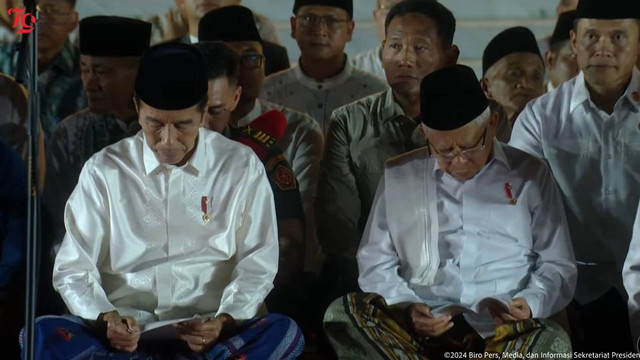 Presiden Joko Widodo dan Wakil Presiden Ma'ruf Amin bersama jajaran menteri Kabinet Indonesia Maju hadiri Zikir Kebangsaan di Istana Negara, Jakarta, Kamis (1/8/2024). Foto: YouTube/Sekretariat Presiden