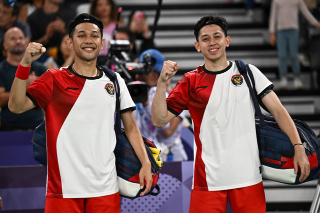 Pebulu tangkis ganda putra Indonesia Fajar Alfian/Muhammad Rian Ardianto berpose usai bertanding lawan ganda putra Prancis Lucas Corvee/ Ronan Labar pada penyisihan grup C Olimpiade Paris 2024 di Porte De La Chapella Arena, Paris, Kamis (1/8/2024). Foto: Nova Wahyudi/ANTARA FOTO