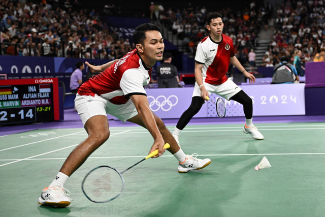 Pebulu tangkis ganda putra Indonesia Muhammad Rian Ardianto dan Fajar Alfian mengembalikan kok ke arah ganda putra China Liang Wei Keng/Wang Chang pada perempat final Olimpiade Paris 2024 di Porte De La Chapella Arena, Paris, Kamis (1/8/2024). Foto: Nova Wahyudi/ANTARA FOTO