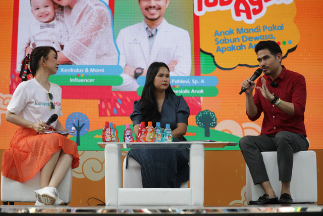 Kelas Ibu dan Ayah kumparanMOM Festival Hari Anak 2024 “Anak Mandi Pakai Sabun Dewasa, Apakah Aman?" bersama Kodomo, Mami Kenkulus, dan dr. Reza Fahlevi. Foto: kumparan