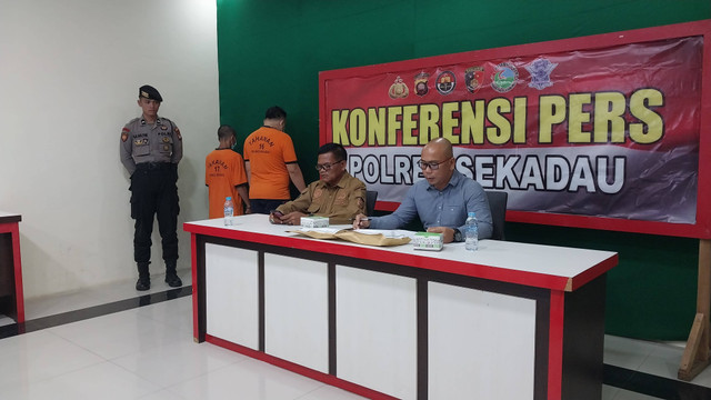 Kasat Resnarkoba Polres Sekadau didampingi Kasi Humas Polres Sekadau memberikan paparan terkait pengungkapan kasus narkoba. Foto: Dina Mariana/Hi!Pontianak