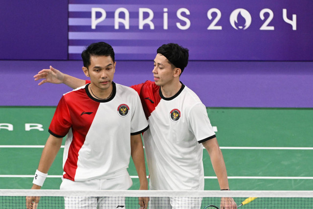 Ganda putra Indonesia Fajar Alfian dan Rian Ardianto saat melawan ganda putra China Liang Wei Keng/Wang Chang pada babak perempat final Olimpiade Paris 2024 di Porte De La Chapella Arena, Paris, Kamis (1/8/2024). Foto: Wahyu Putro A/ANTARA FOTO