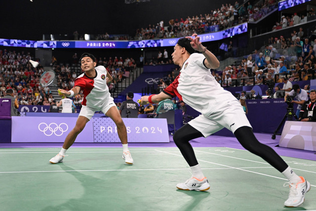 Ganda putra Indonesia Fajar Alfian dan Rian Ardianto saat melawan ganda putra China Liang Wei Keng/Wang Chang pada babak perempat final Olimpiade Paris 2024 di Porte De La Chapella Arena, Paris, Kamis (1/8/2024). Foto: Wahyu Putro A/ANTARA FOTO