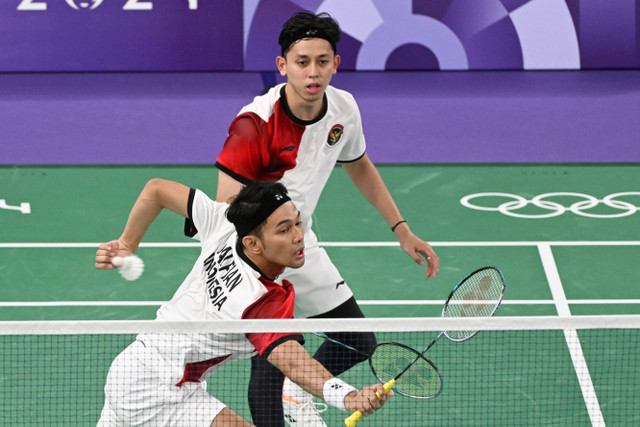 Ganda putra Indonesia Fajar Alfian dan Rian Ardianto saat melawan ganda putra China Liang Wei Keng/Wang Chang pada babak perempat final Olimpiade Paris 2024 di Porte De La Chapella Arena, Paris, Kamis (1/8/2024). Foto: Wahyu Putro A/ANTARA FOTO