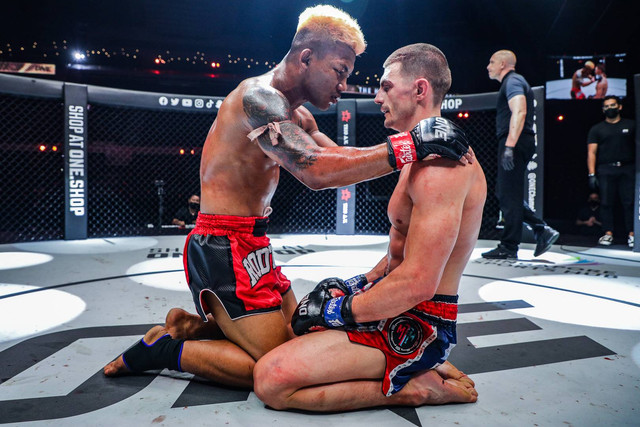 Rodtang Jitmuangnon (kiri) akan menghadapi Jacob Smith dalam laga pertahanan Gelar Juara Dunia ONE Flyweight Muay Thai di ONE 169: Atlanta. Foto: ONE Championship