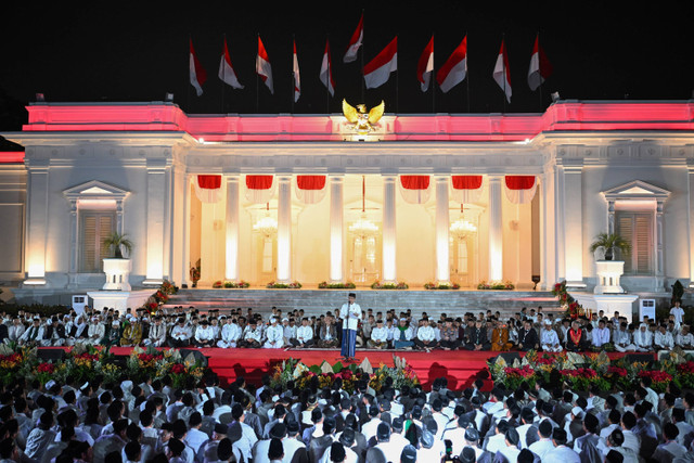 Presiden Joko Widodo (tengah) menyampaikan pengarahan dalam Zikir dan Doa Kebangsaan 79 Tahun Indonesia Merdeka di halaman Istana Merdeka, Jakarta, Kamis (1/8/2024). Foto: Sigid Kurniawan/ANTARA FOTO 