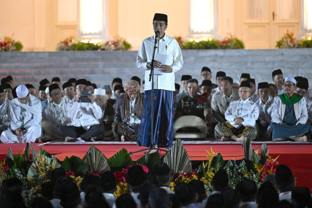 Presiden Joko Widodo (tengah) menyampaikan pengarahan dalam Zikir dan Doa Kebangsaan 79 Tahun Indonesia Merdeka di halaman Istana Merdeka, Jakarta, Kamis (1/8/2024). Foto: Sigid Kurniawan/ANTARA FOTO 