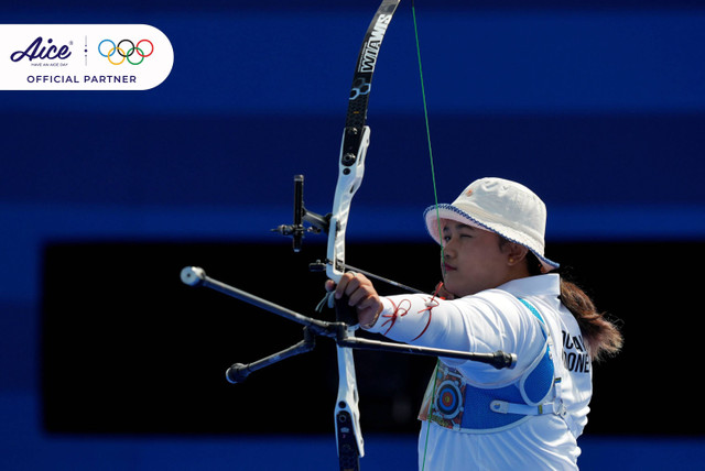 Pemanah putri Indonesia Rezza Octavia pada pertandingan Olimpiade Paris 2024 di Porte De La Chapella Arena, Paris, Prancis. Foto: Rebecca Blackwell/AP Photo