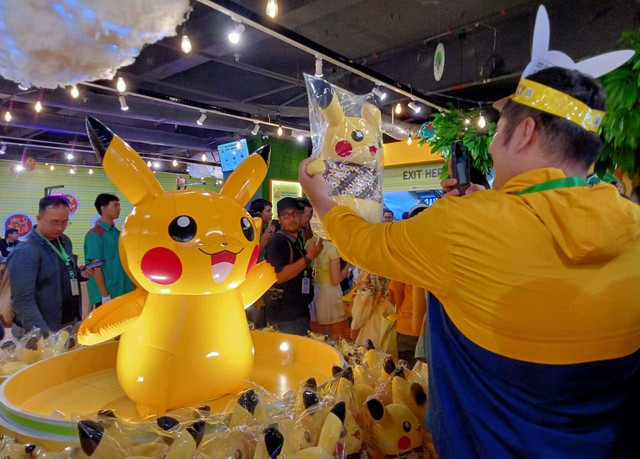 Boneka Pikachu besar di pintu masuk Pokemon PlayLab Tunjungan Plaza Surabaya. Foto: Masruroh/Basra