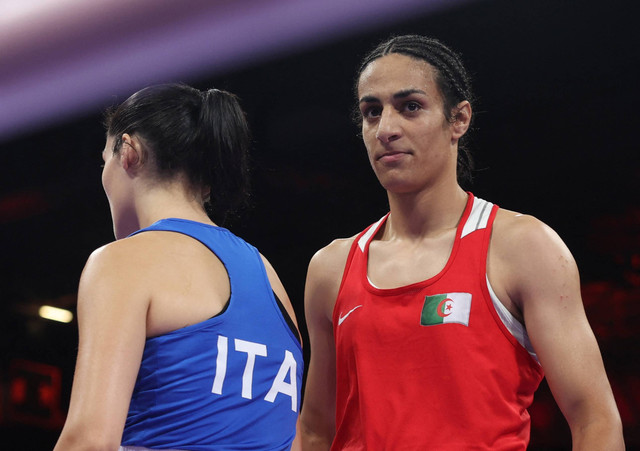 Imane Khelif dari Aljazair saat melawan Angela Carini dari Italia di babak 16 besar cabor tinju putri kelas 66 kg Olimpiade Paris 2024 di North Paris Arena, Villepinte, Prancis, pada 1 Agustus 2024. Foto: REUTERS/Isabel Infantes