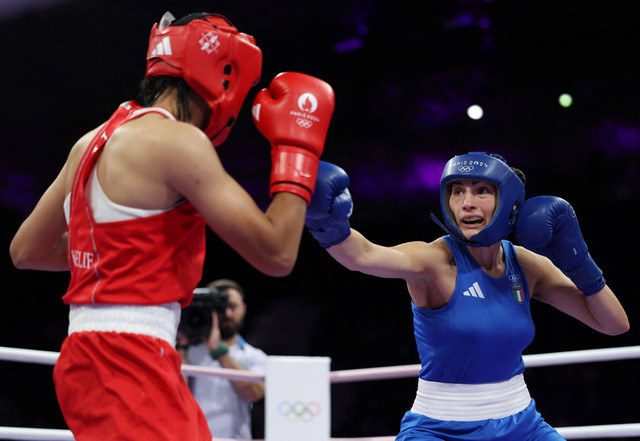 Imane Khelif dari Aljazair saat melawan Angela Carini dari Italia di babak 16 besar cabor tinju putri kelas 66 kg Olimpiade Paris 2024 di North Paris Arena, Villepinte, Prancis, pada 1 Agustus 2024. Foto: REUTERS/Isabel Infantes