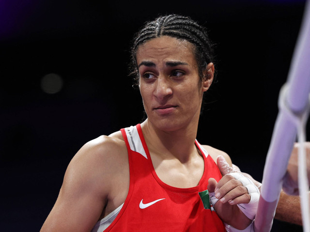 Imane Khelif dari Aljazair saat melawan Angela Carini dari Italia di babak 16 besar cabor tinju putri kelas 66 kg Olimpiade Paris 2024 di North Paris Arena, Villepinte, Prancis, pada 1 Agustus 2024. Foto: REUTERS/Isabel Infantes