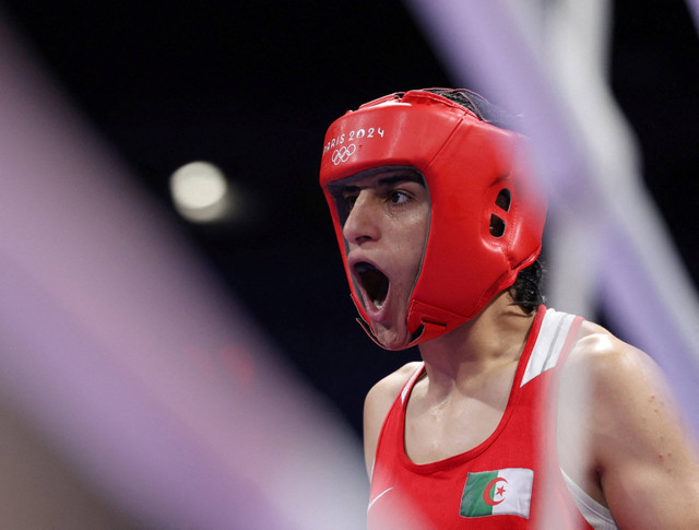 Imane Khelif dari Aljazair saat melawan Angela Carini dari Italia di babak 16 besar cabor tinju putri kelas 66 kg Olimpiade Paris 2024 di North Paris Arena, Villepinte, Prancis, pada 1 Agustus 2024. Foto: REUTERS/Isabel Infantes