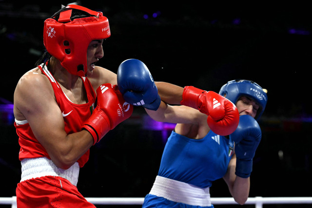 Imane Khelif dari Aljazair (kiri) bertarung melawan petinju Italia Angela Carini pada pertandingan penyisihan babak 16 besar tinju 66kg putri pada Olimpiade Paris 2024 di North Paris Arena, di Villepinte pada 1 Agustus 2024. Foto: MOHD RASFAN / AFP