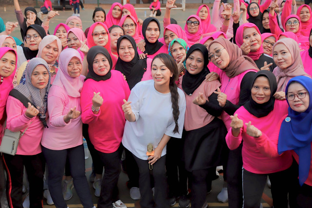 Selesai Pimpin Rapat Paripurna, Zita Anjani Ajak Ibu-ibu Pilates.  Foto: Dok. Istimewa