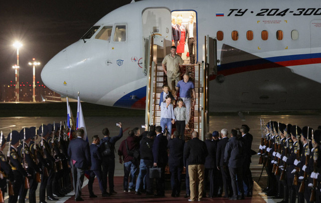 Presiden Rusia Vladimir Putin menyambut warga Rusia yang dibebaskan dalam pertukaran tahanan besar-besaran dengan AS di bandara Vnukovo Moskow pada 1 Agustus 2024. Foto: Gavriil Grigorov / SPUTNIK / AFP