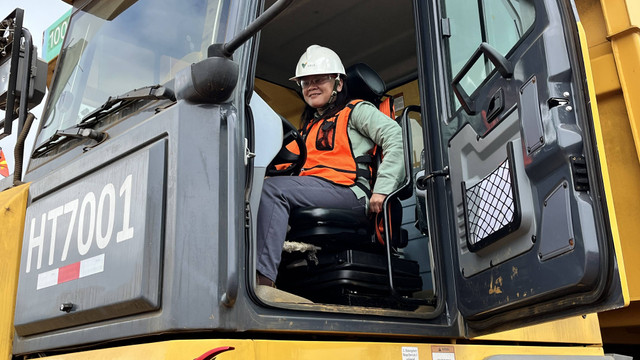 Operator Dump Truck PT Vale Indonesia Tbk Yulianti Marcelina. Foto: Ave Airiza Gunanto/kumparan