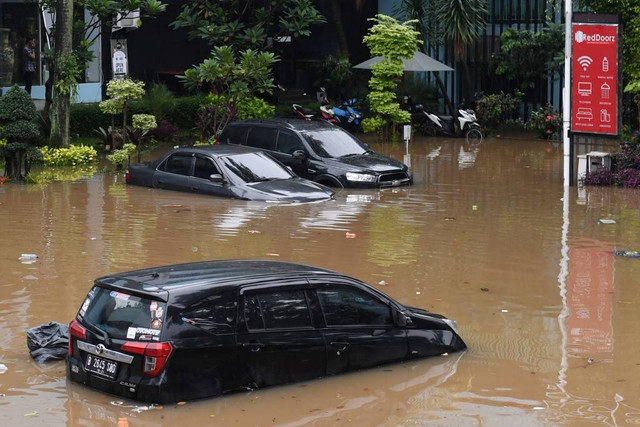 Sejumlah mobil terendam banjir di Hotel Kebayoran, Jakarta, Sabtu (20/2).  Foto: Wahyu Putro A/ANTARA FOTO