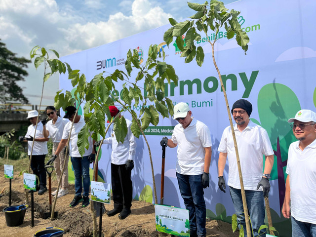 Penanaman pohon bersam. Sub Holding Perkebunan PTPN III  PT Perkebunan Nusantara IV PalmCo optimis mampu berkontribusi mengurangi 40 persen emisi karbon di tahun 2030. Foto: Dok. PTPN XIII