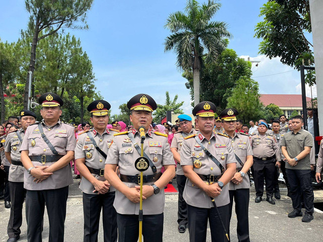 Komjen Agung Setya Imam (tengah) bersama Kapolda Sumut Irjen Whisnu Hermawan  (kanan) usai pisah sambut Kapolda Sumut di Polda Sumut pada Jumat (2/8). Foto: Tri Vosa/kumparan