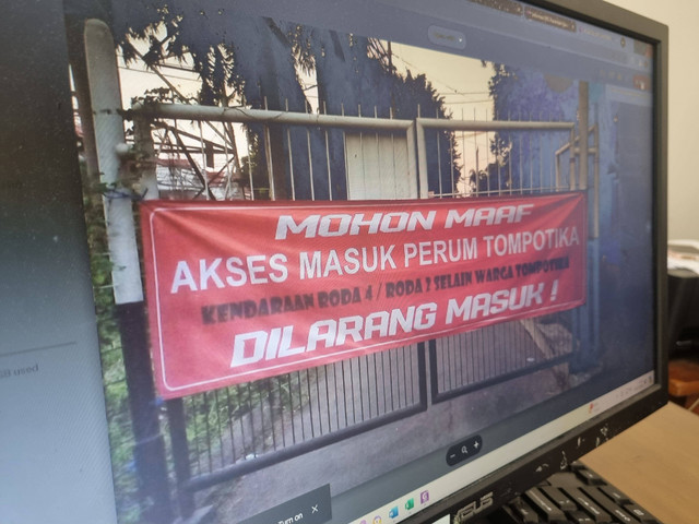 Tampilan pada layar monitor salah satu portal akses ke SMP Kristen Petra 2 dan SMA Kristen Petra 2 Surabaya yang ditutup. Foto: Dok. Istimewa