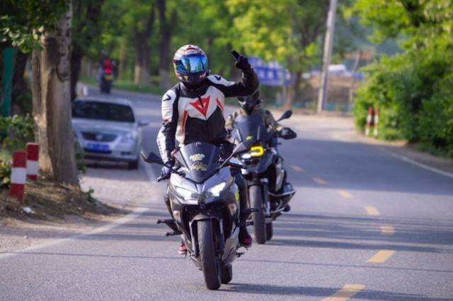 Ilustrasi apa arti riding motor, sumber foto: Zszen John by pexels.com