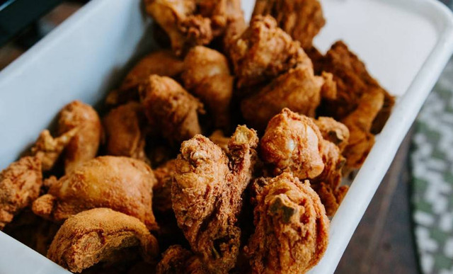 Ayam Goreng Bandung. Foto hanyalah ilustrasi bukan tempat sebenarnya. Sumber: Unsplash/Xelvet Online