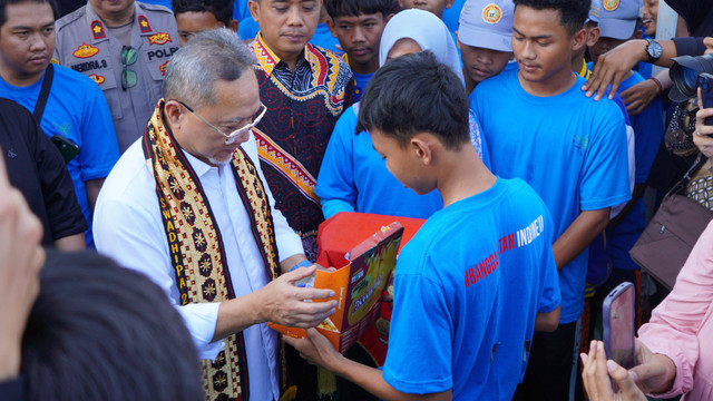 Zulkifli Hasan membagikan makan gratis bantuan pendidikan ke siswa di Lampung Selatan, Jumat (2/8). Foto: Dok. Istimewa